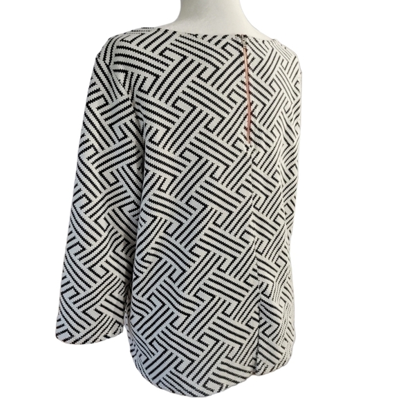 W5 gorgeous geometric stretch trapeze cut top - Picture 4 of 9